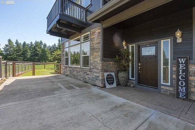11364 James Way Dr SE, Aumsville, OR 97325 - entrance to property with stone siding and a balcony