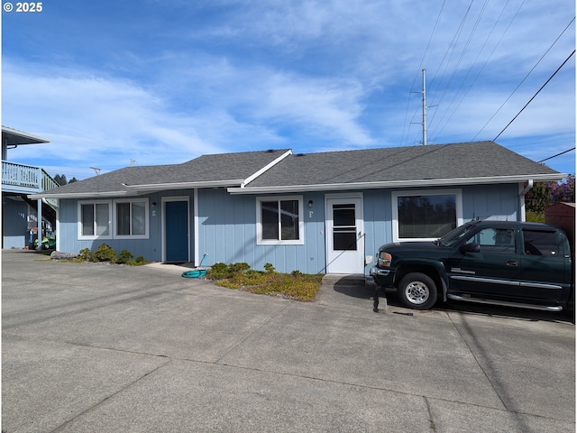 single story home featuring a shingled roof