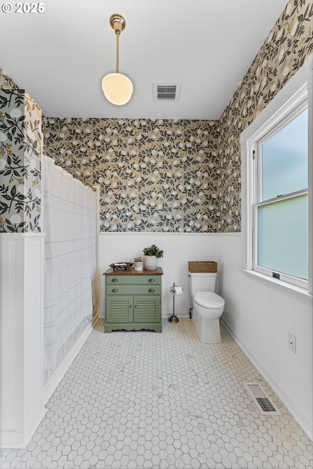 2325 A St, Forest Grove, OR 97116 - full bath featuring wallpapered walls, wainscoting, toilet, and a shower with shower curtain