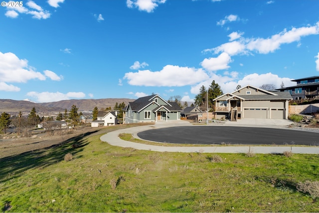 view of yard with a garage and a mountain view