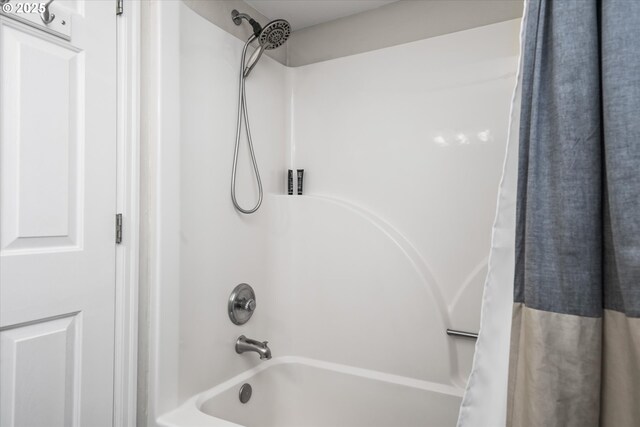 bathroom featuring shower / bath combo
