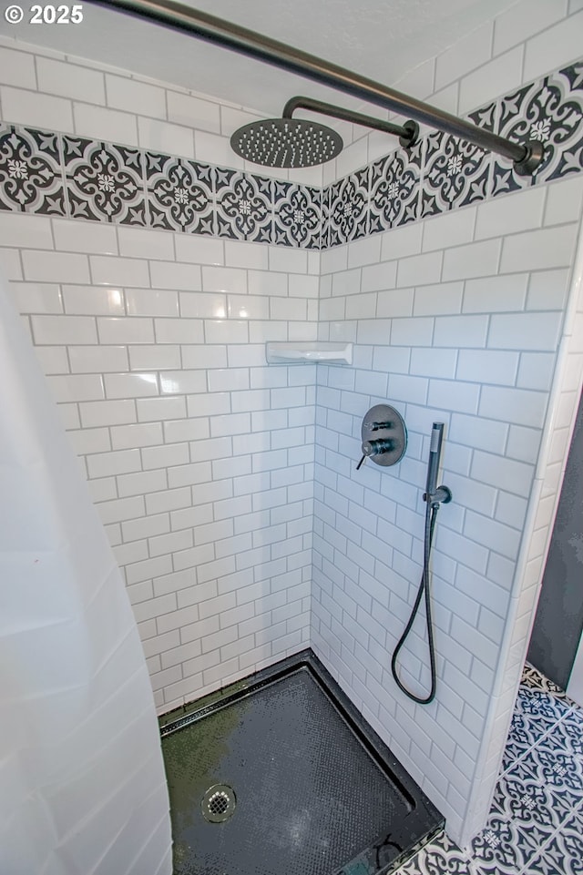 bathroom featuring tiled shower