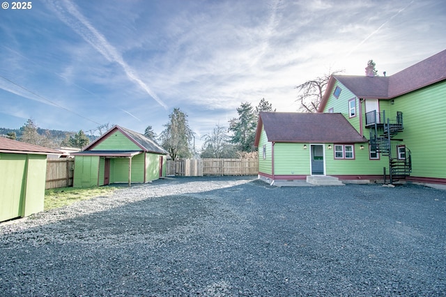 view of yard featuring an outbuilding