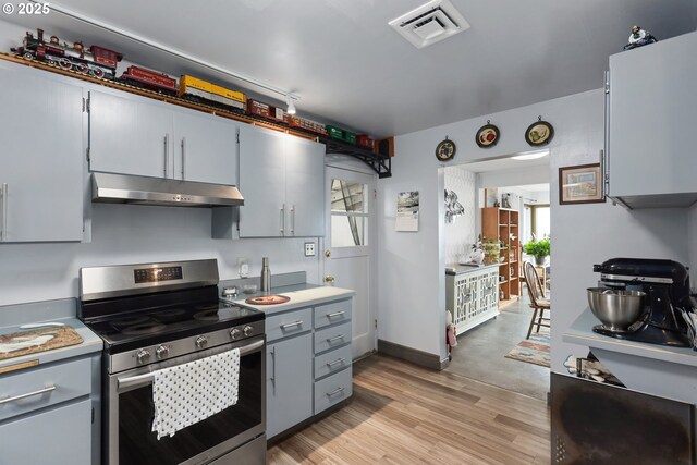 kitchen featuring electric stove, light hardwood / wood-style flooring, and gray cabinets