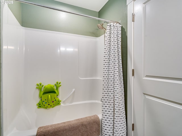 full bath featuring a shower with shower curtain