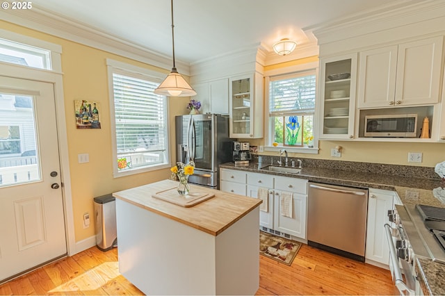 319 Kinnikinnick Way, Depoe Bay, OR 97341 - kitchen featuring appliances with stainless steel finishes, butcher block countertops, light wood finished floors, crown molding, and pendant lighting