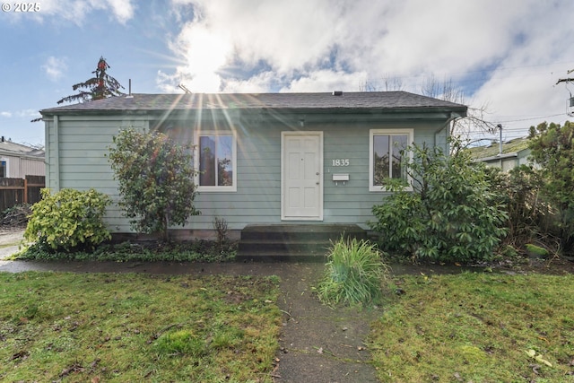 view of front of home featuring a front lawn