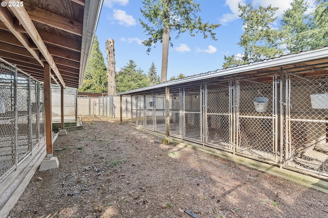 view of yard with an outbuilding