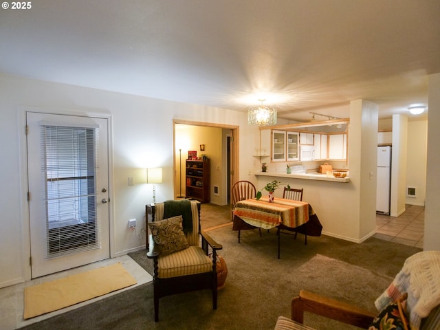 living room with an inviting chandelier, carpet, and baseboards