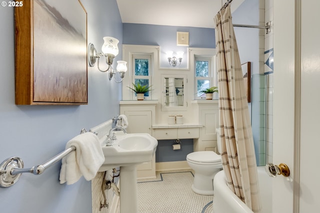 full bathroom with visible vents, toilet, and shower / tub combo with curtain