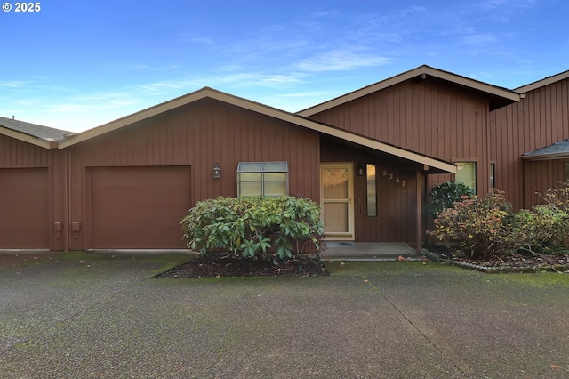 view of front of property with driveway
