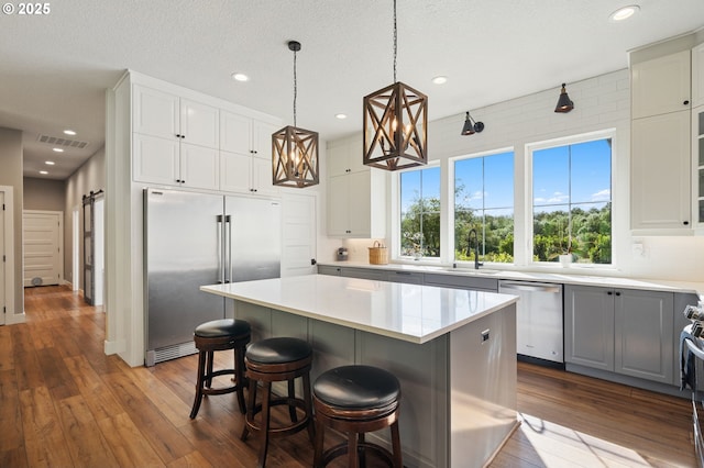 19428 NE 259th St, Battle Ground, WA 98604 - kitchen with appliances with stainless steel finishes, a sink, healthy amount of natural light, recessed lighting, and hardwood / wood-style floors