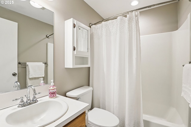 284 N 17th St, Saint Helens, OR 97051 - full bath with vanity and shower / bath combo