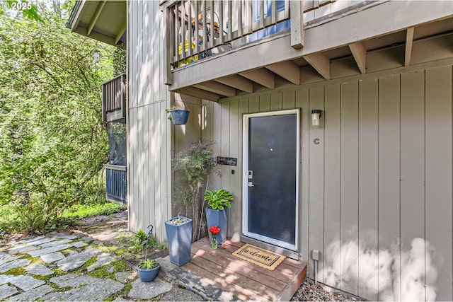 property entrance featuring a balcony
