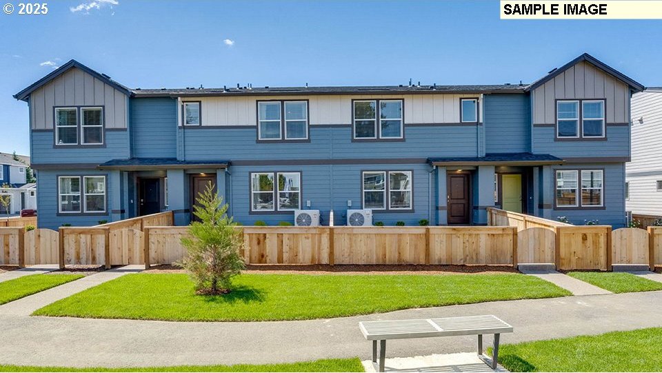 view of front of home featuring a front lawn