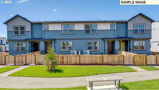 view of front of home featuring a front lawn