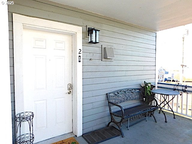 entrance to property featuring covered porch