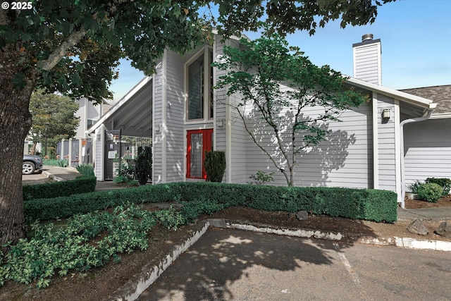 86 Kingsgate Rd Unit D204, Lake Oswego, OR 97035 - view of front facade featuring a chimney