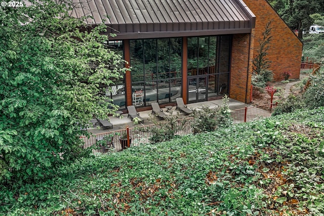 86 Kingsgate Rd Unit D204, Lake Oswego, OR 97035 - view of yard featuring french doors