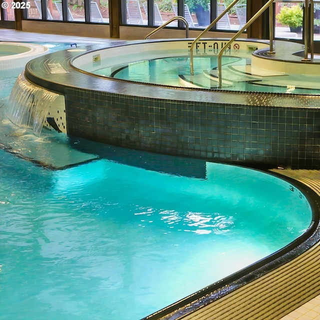 86 Kingsgate Rd Unit D204, Lake Oswego, OR 97035 - view of pool featuring a hot tub