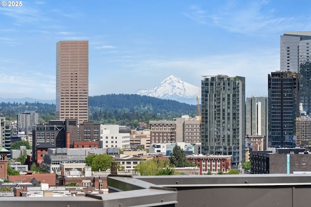 view of city featuring a mountain backdrop