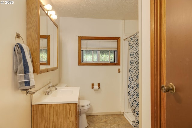 18570 Oakdale Rd, Dallas, OR 97338 - full bathroom featuring toilet, vanity, a shower with shower curtain, baseboards, and a textured ceiling