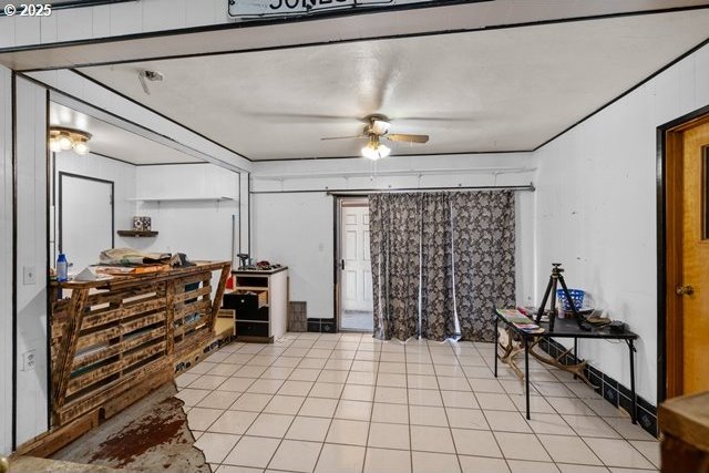foyer with light tile patterned floors and ceiling fan