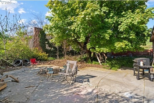 view of patio featuring an outdoor fire pit