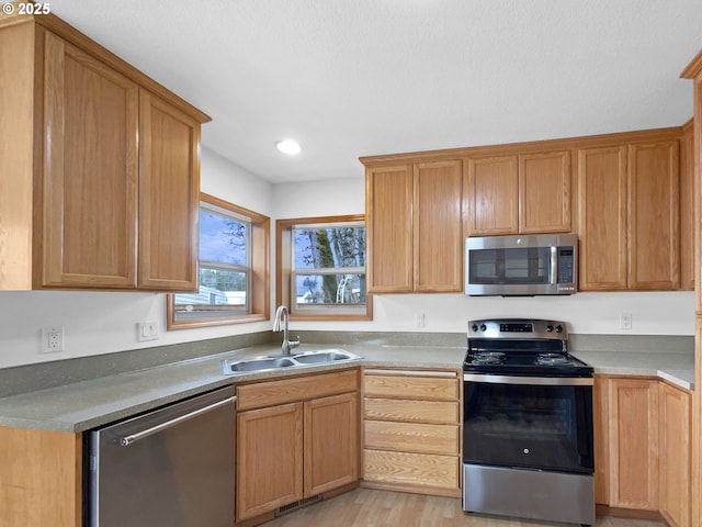 kitchen featuring visible vents, appliances with stainless steel finishes, light wood-style floors, a sink, and recessed lighting