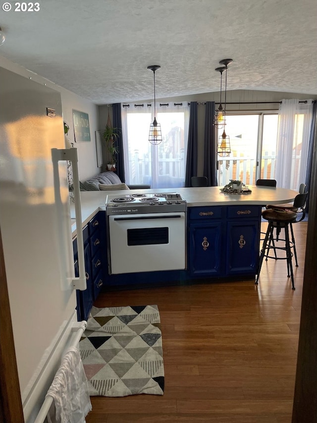 kitchen with electric stove, blue cabinetry, hanging light fixtures, a kitchen breakfast bar, and dark hardwood / wood-style flooring