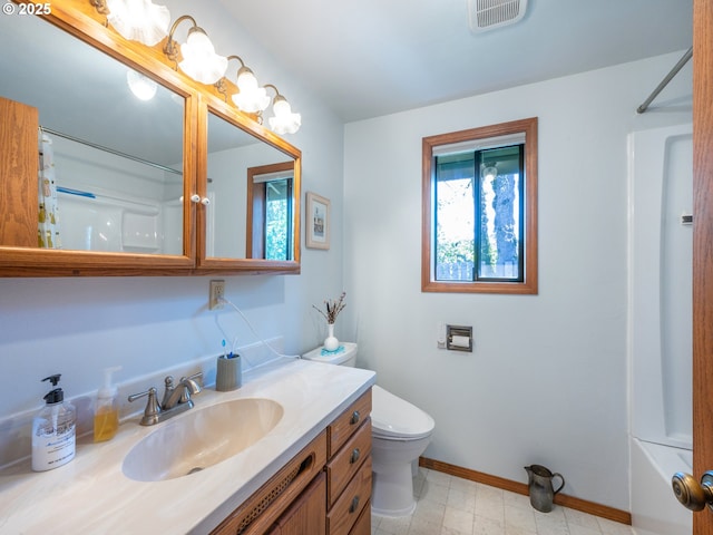 full bath with toilet, baseboards, visible vents, curtained shower, and vanity