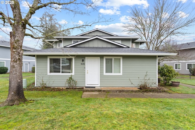 view of front of home with a front lawn