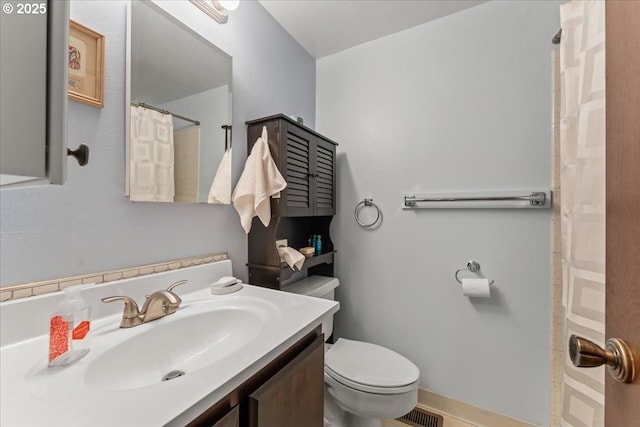 full bathroom with visible vents, baseboards, toilet, a shower with curtain, and vanity