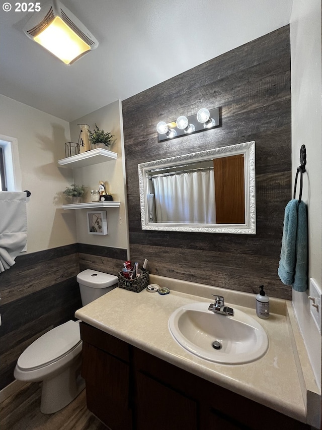 475 Burnham Ave, Maupin, OR 97037 - bathroom featuring toilet, vanity, wainscoting, and a shower with curtain