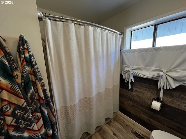 475 Burnham Ave, Maupin, OR 97037 - full bath with wood finished floors, toilet, and a shower with curtain