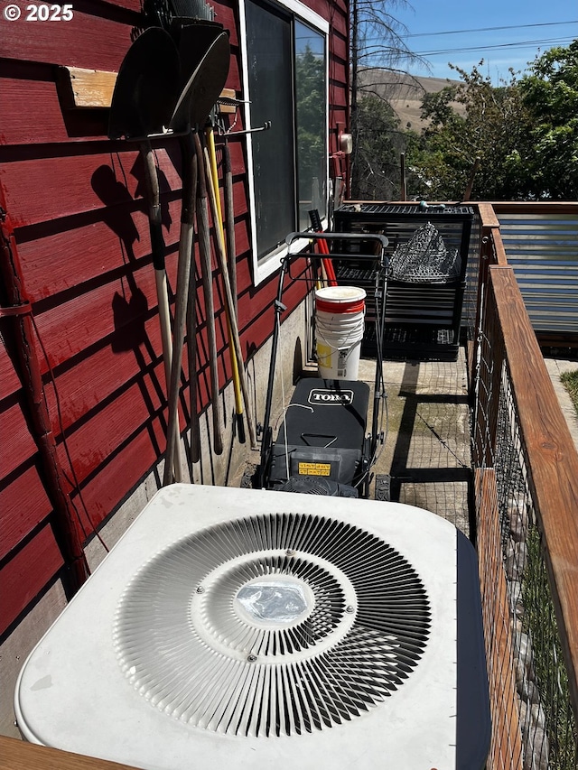 475 Burnham Ave, Maupin, OR 97037 - deck featuring central AC