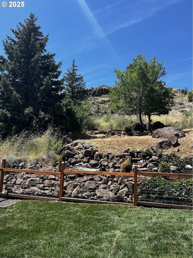 475 Burnham Ave, Maupin, OR 97037 - view of yard