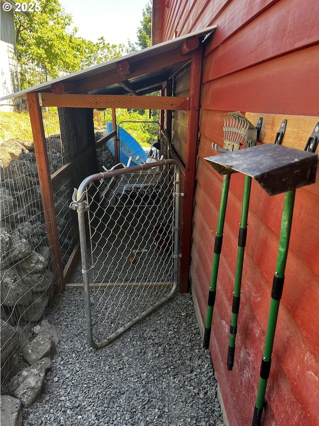 475 Burnham Ave, Maupin, OR 97037 - view of stable