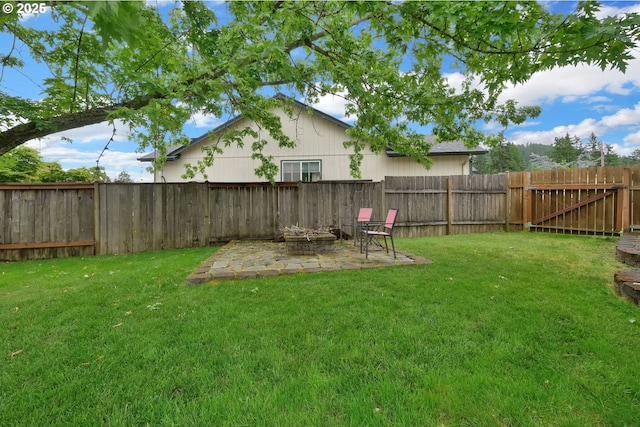 view of yard featuring a patio area