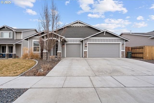 craftsman house featuring a garage and a front lawn