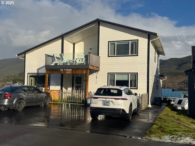 view of front of house featuring a mountain view