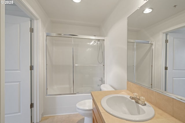 5264 NE 121st Ave Unit K67, Vancouver, WA 98682 - bathroom featuring vanity, toilet, enclosed tub / shower combo, decorative backsplash, and recessed lighting