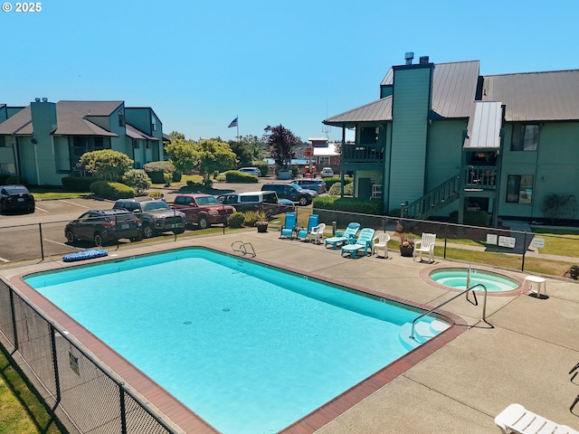 346 NE Skipanon Dr Unit 46, Warrenton, OR 97146 - community pool with a hot tub and a patio area