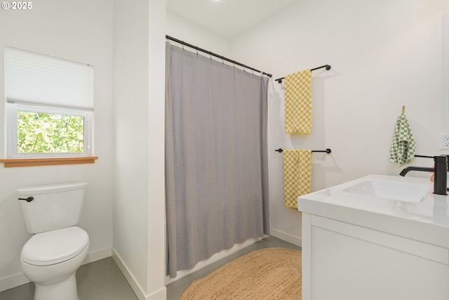 full bathroom featuring a shower with curtain, baseboards, vanity, and toilet