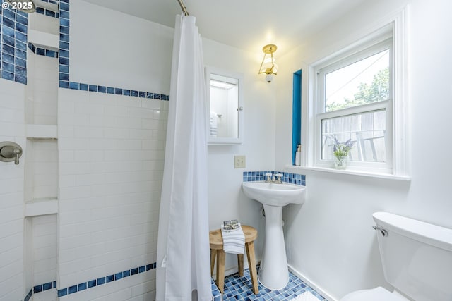 397 S 32nd St, Springfield, OR 97478 - bathroom with a tile shower, toilet, and tile patterned flooring