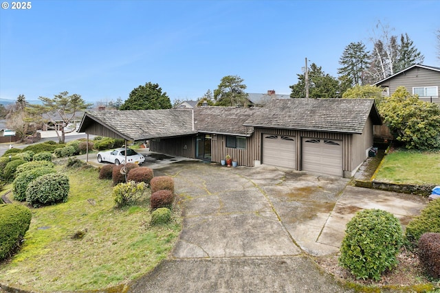 view of front of property with a garage and driveway