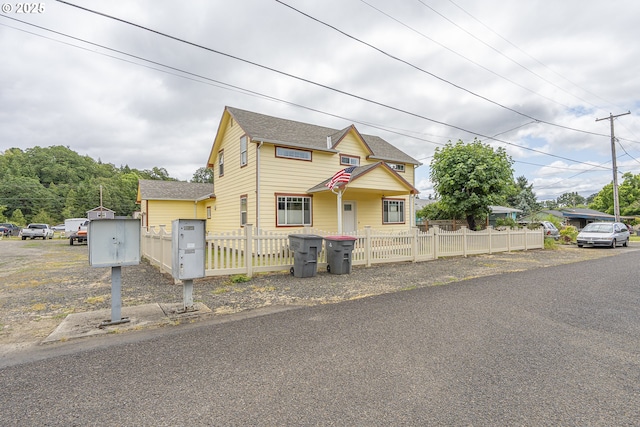 245 NE Balm St, Sheridan, OR 97378 - view of front facade with a fenced front yard