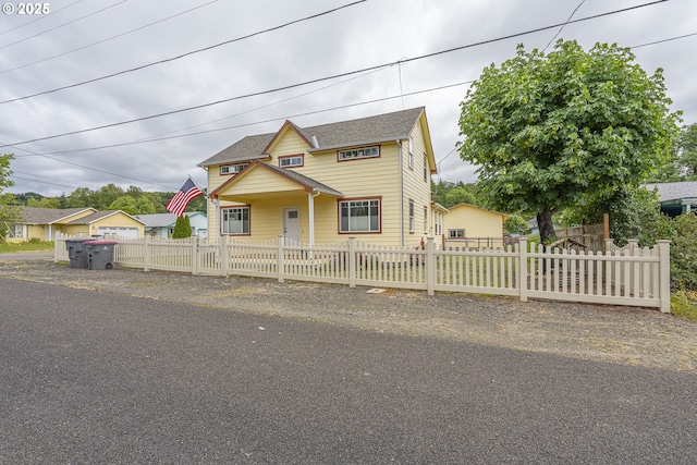 245 NE Balm St, Sheridan, OR 97378 - view of front of home with a fenced front yard