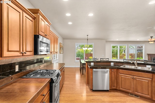 kitchen featuring visible vents, appliances with stainless steel finishes, light wood-type flooring, a sink, and recessed lighting