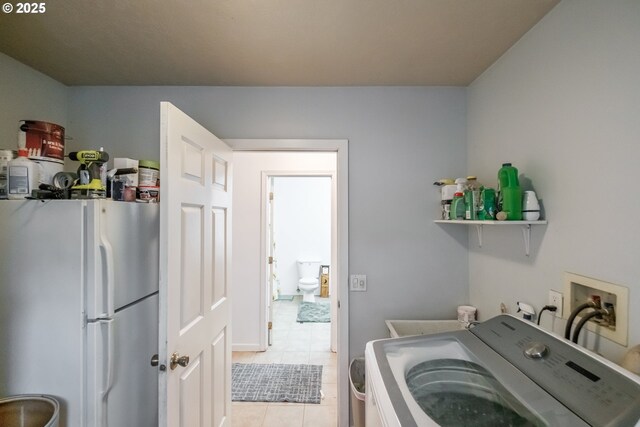 31501 Stoltz Hill Rd, Lebanon, OR 97355 - laundry area featuring washer / clothes dryer and light tile patterned floors